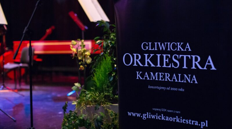 Rollup z napisem Gliwicka Orkiestra Kameralna